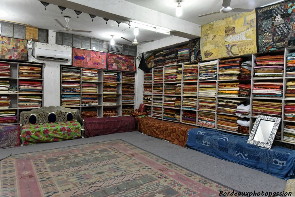 Au cours des siècles, le textile est devenu un secteur important de l'économie Indienne. Il faut savoir que l'Inde est la deuxième industrie textile du monde.
