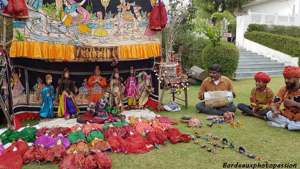 On retrouve les couleurs vives des tissus indiens même sur les marionnettes. Le  Rajasthan est connu pour ses  marionnettes de kâthpulî.