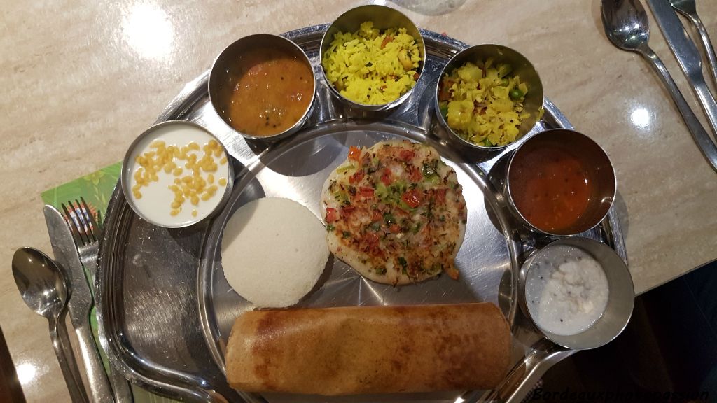 Variété de plats en petite quantité, cuisine plutôt du sud de l'Inde.