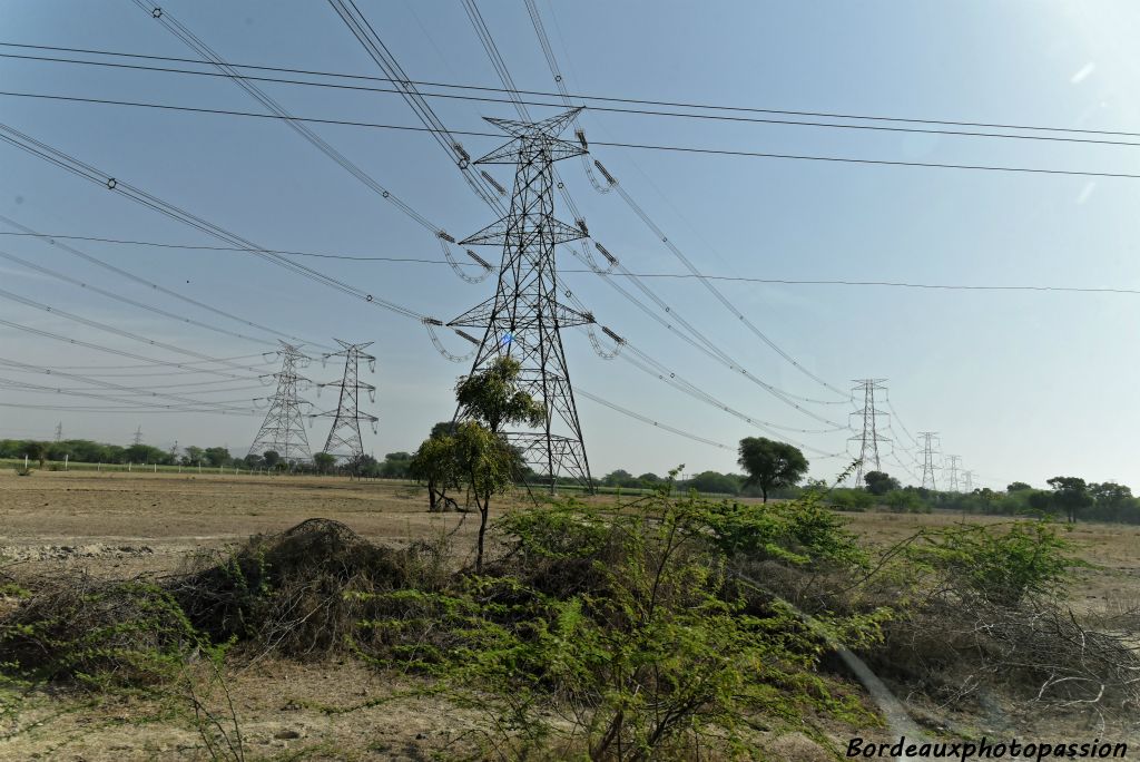 Au Rajasthan, tous les villages ont l'électricité. L'Inde est le 3e production mondial d'électricité.