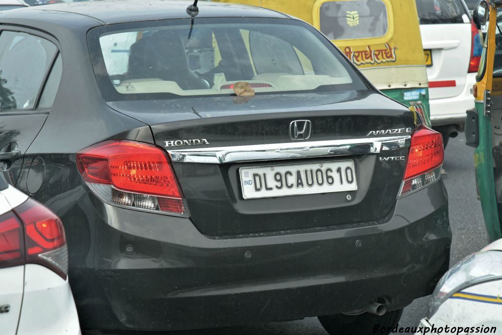 Sur la plaque d'immatriculation indienne les 2 premières lettres indiquent dans quel état est immatriculé le véhicule : DL état de New Dehli.