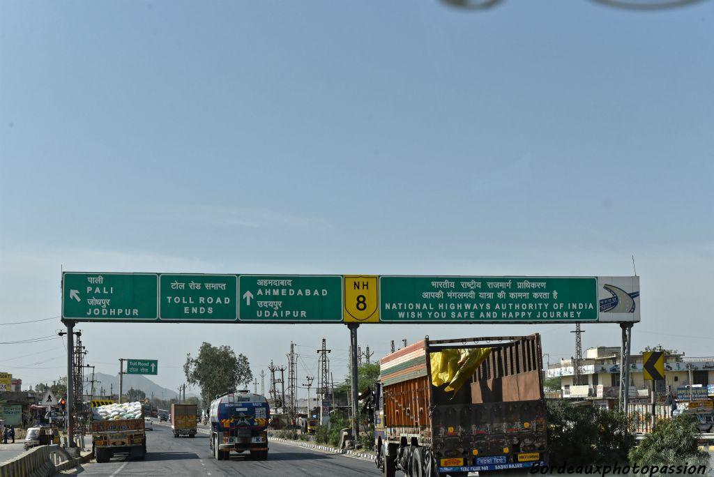 Pas de panneaux de signalisation dans la campagne rajasthanaise seulement dans les grandes villes.
