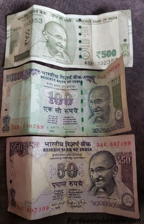 La roupie indienne est la devise du pays. Le code de devise pour les roupies est INR.