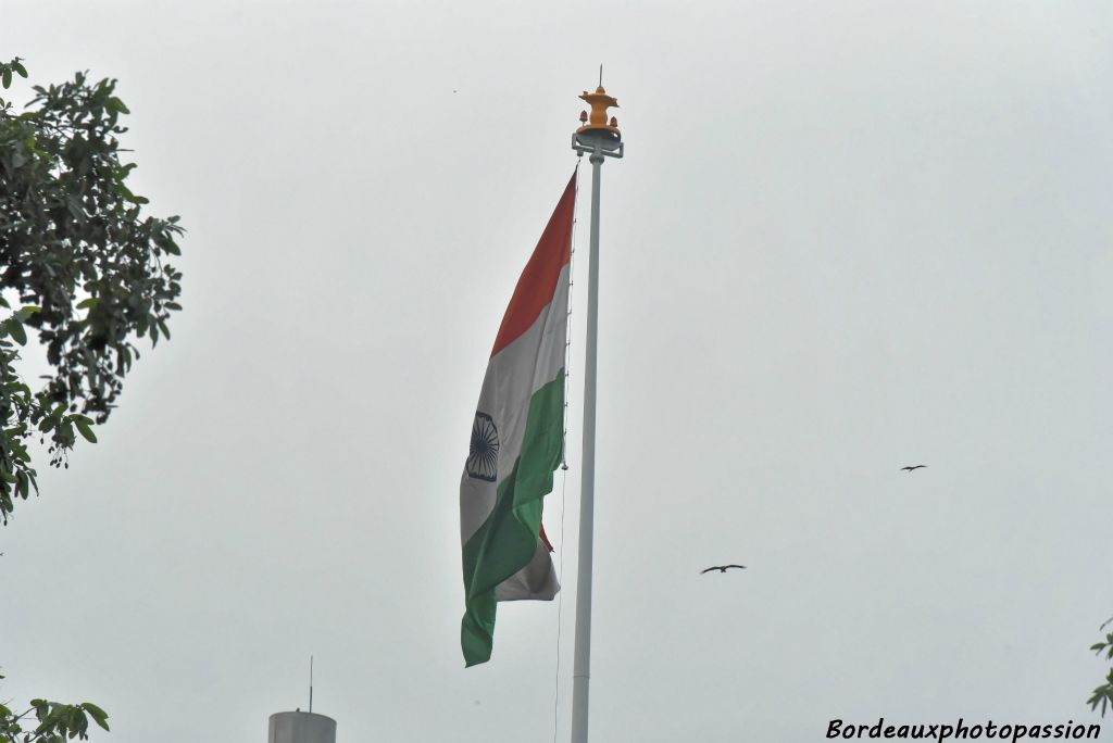 Le drapeau indien se compose de 3 bandes horizontales de même largeur et de couleurs safran (orange) (en haut), blanche et verte, avec un chakra bleu (roue à 24 rayons) au centre de la bande blanche.