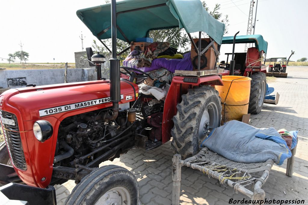 À la campagne, les tracteurs servent parfois aux déplacements avec enceintes amplifiées s'il vous plaît !