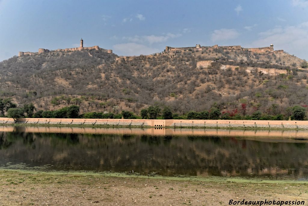 Perché sur les collines  qui surplombent Amber, le fort de Jaigarh fut édifié au XVIIIe siècle pour renforcer les défenses de la capitale.