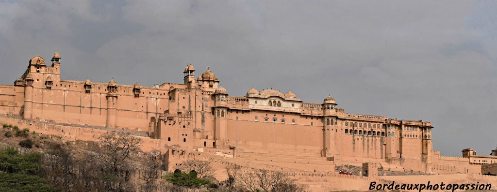 Le royaume de Jaipur s'appelait autrefois Amber, du nom de son ancienne capitale, une ancienne  cité-forteressse située à 10 km de Jaipur.