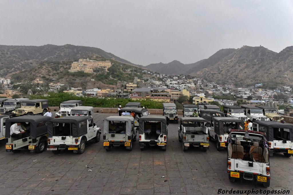 La plupart des touristes empruntent de nos jours des jeeps qui les portent rapidement au pied de la forteresse.