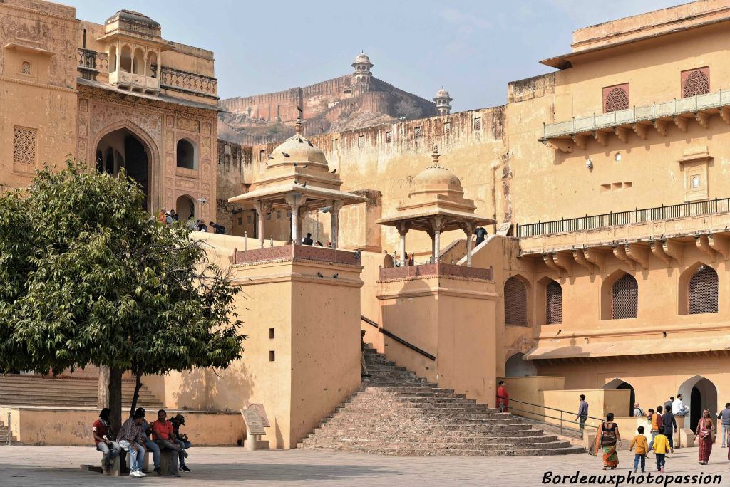 Les murailles du fort Jaigarh (à l'arrière-plan en hauteur) mesurent 3 km de long. Elles protégeaient le palais 200 m plus bas.