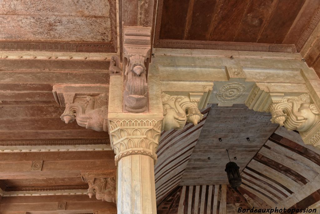 Les chapiteaux des colonnes sont des éléphants soutenant son toit voûté.