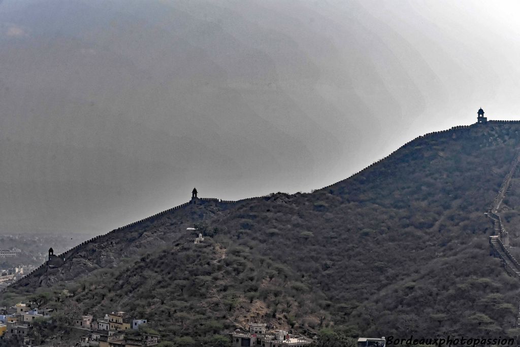 Des bastions et des tours de guet sont érigés sur les collines de l'Aravalli qui entourent le fort.