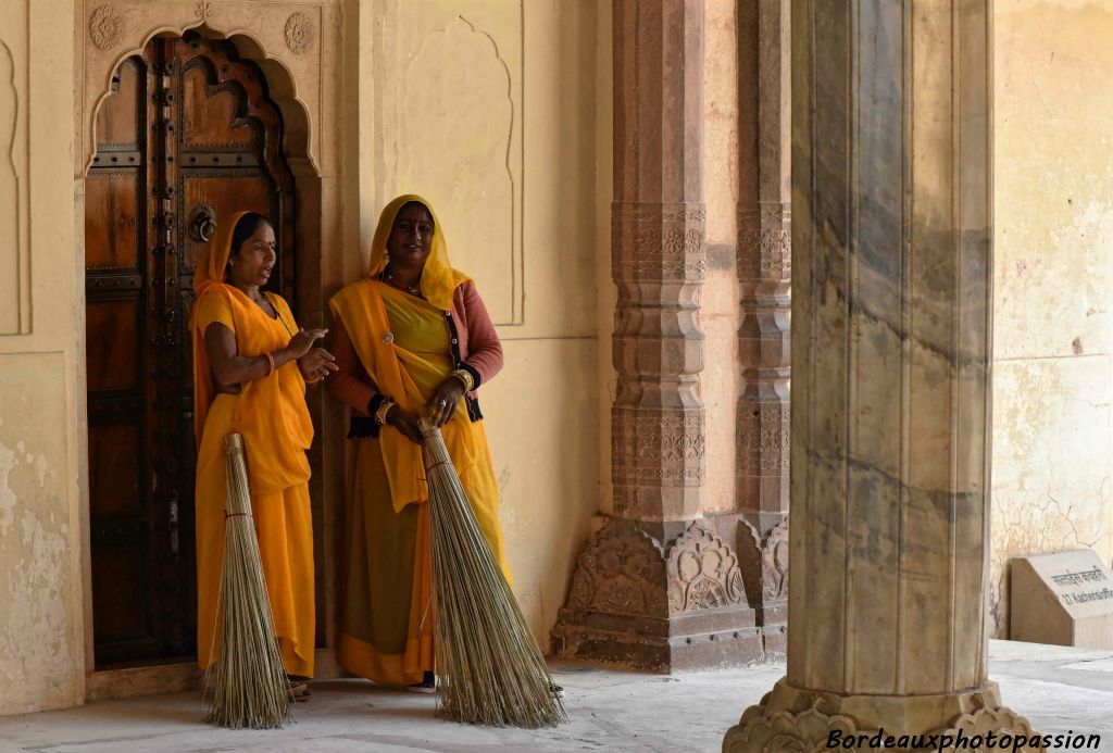 Le palais où défilent de nombreux touristes est bien entretenu. Mais ces deux Hindoues en sari attendent quelques roupies pour les avoir photographiées.