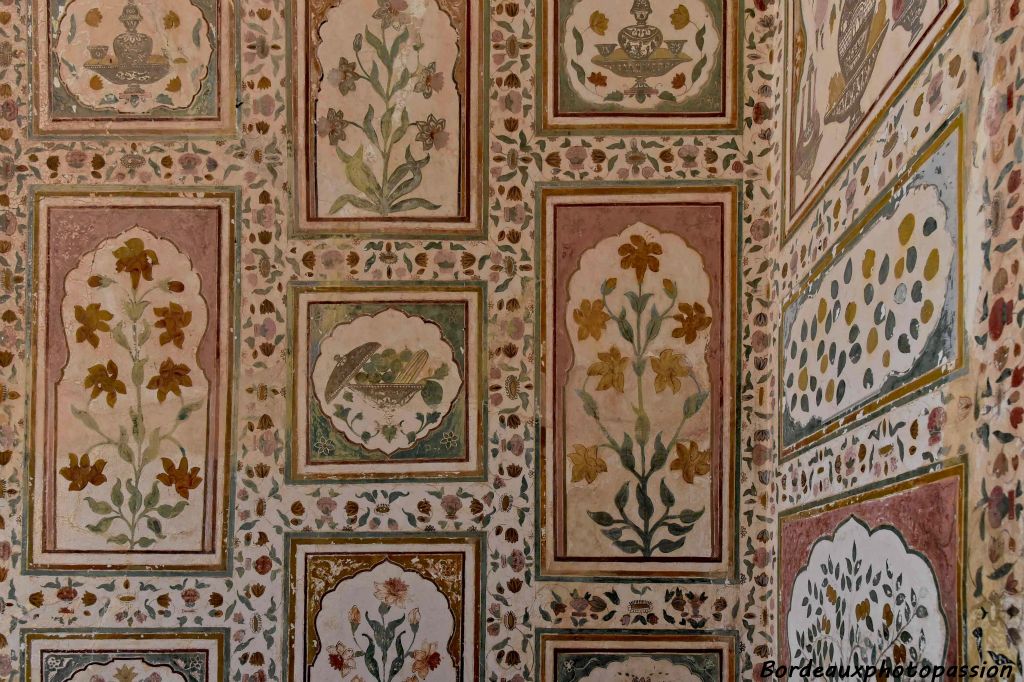 Volutes de fleurs et de feuilles peintes sur ce mur de Jai Mandir, la salle d'audience privée.