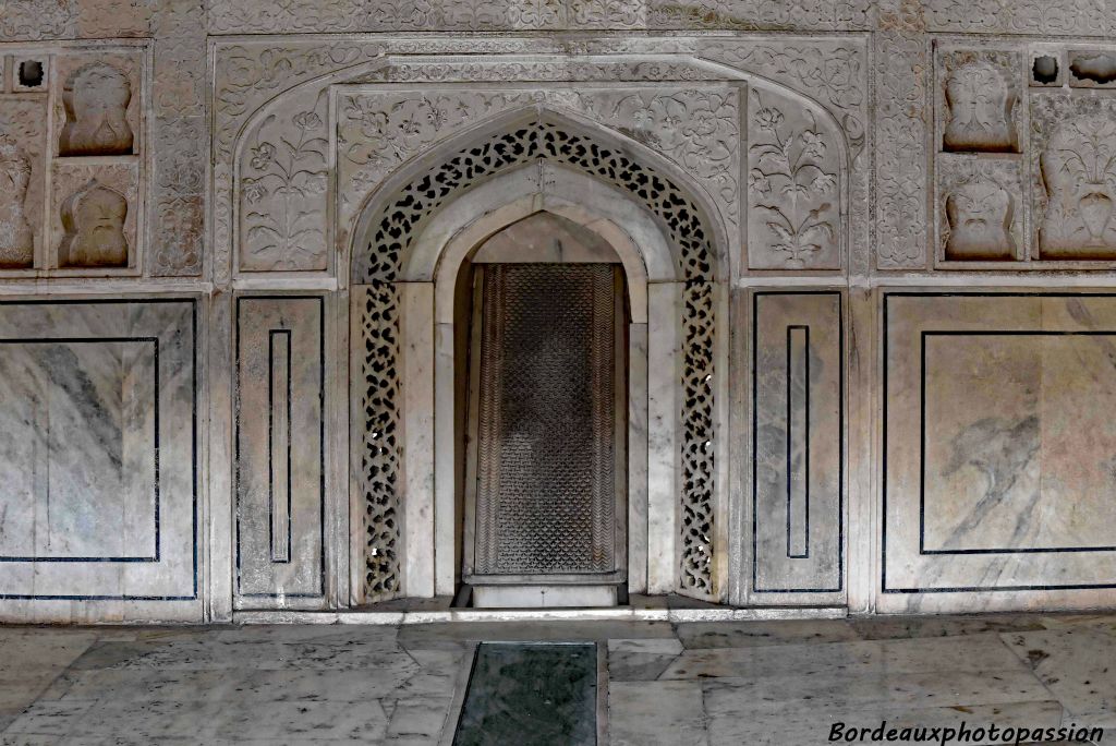 Le Shish Mahal possède des murs de marbre blanc sculpté.