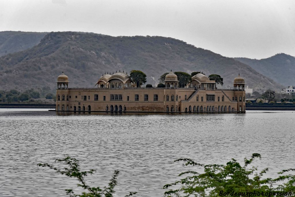 Redescendons dans la vallée pour admirer le Jal Mahal. C'est le palais de l´Eau. Il se trouve au milieu du lac Man Sagar Il est de style rapjoute.
