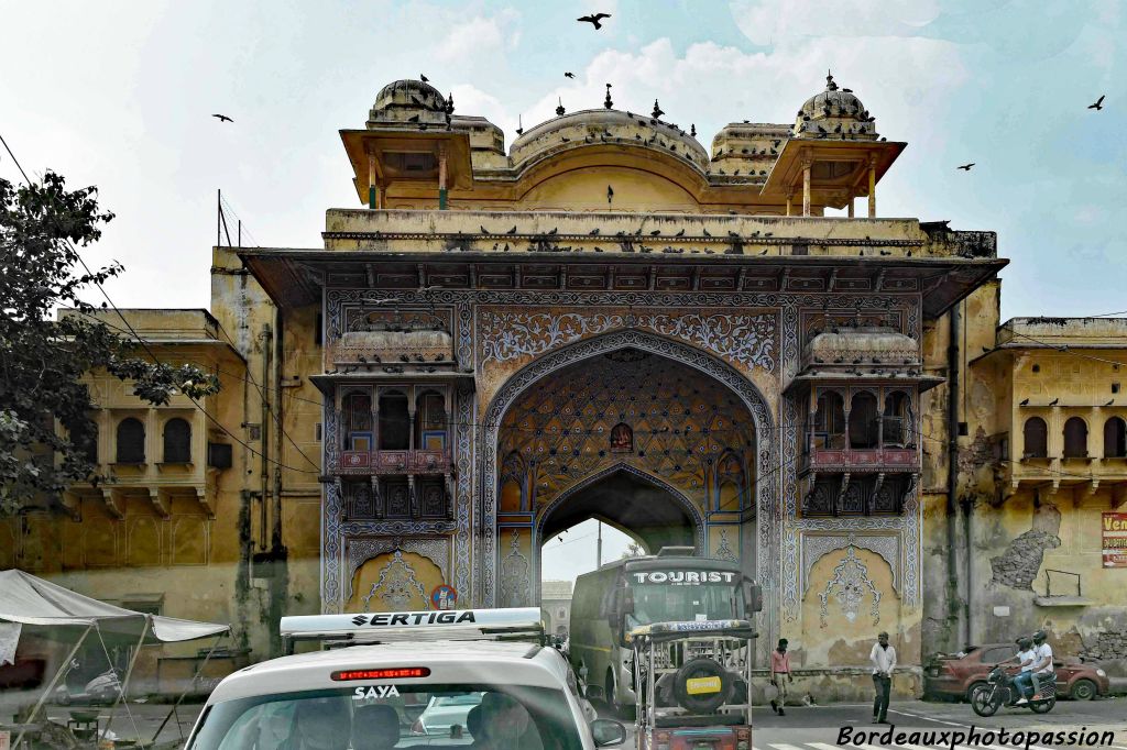 Au cœur de Jaipur, le City Palace occupe 2 et des 9 quartiers de la ville d'origine construite par Jai Singh II. Seules quelques salles sont accessibles au public. Le reste étant occupé par le prince actuel.
