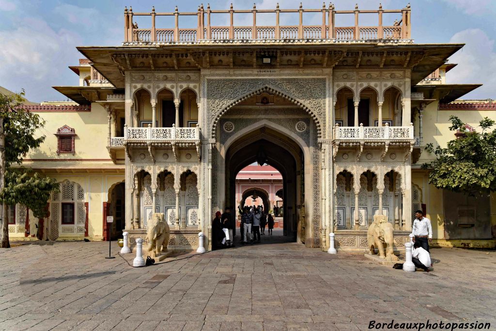 La porte du Lion (Singh Pol) De chaque côté de cette entrée se dressent  de puissants éléphants en marbre, symboles pour les Indiens de sagesse, de puissance et de dignité.