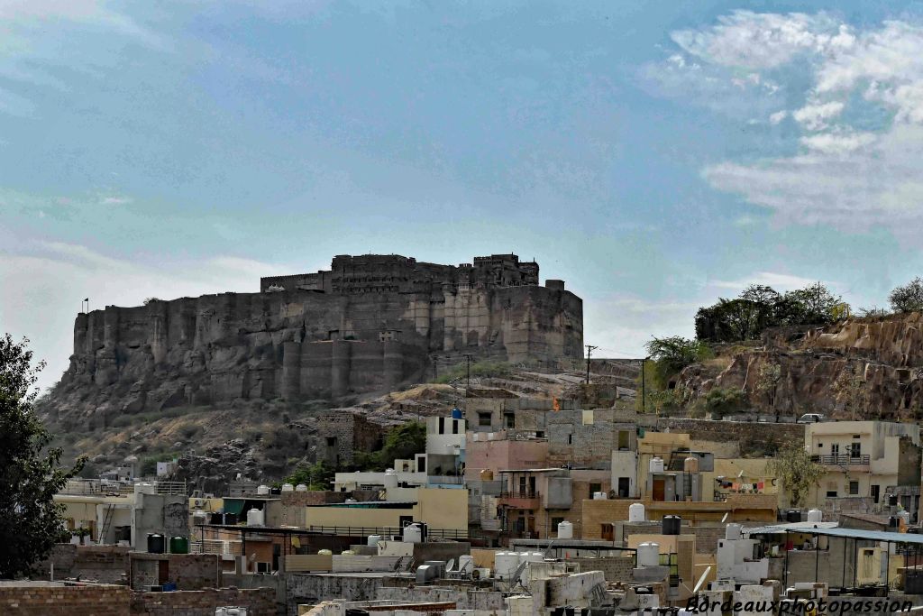 C'est Rao Johda (il a créé Jodhpur) qui a bâti  en 1459 cette impressionante forteresse sur un escarpement surplombant de 120 m la plaine et la ville de Jodhpur.