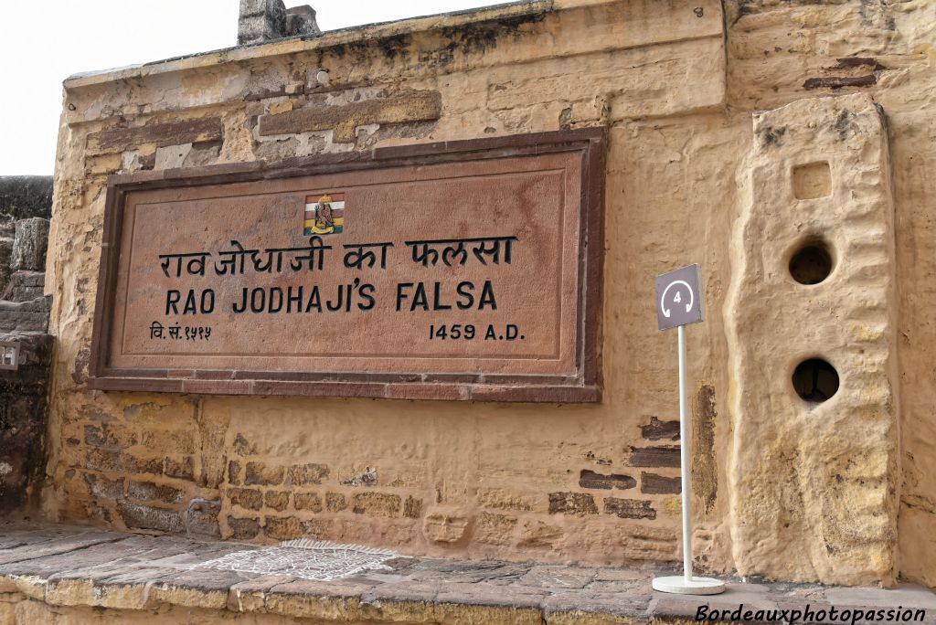 Porte de Rao Jodahji Falsa. On peut voir les deux trous permettant de bloquer la porte avec des poutres.