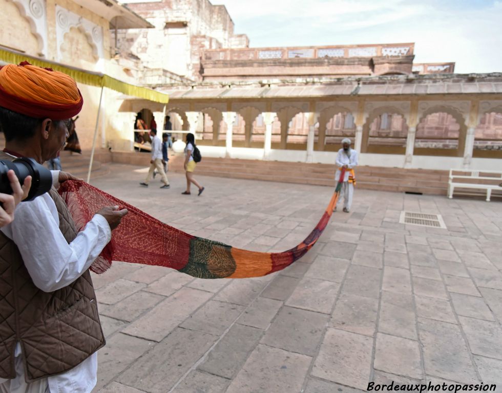 Démonstration de l'enroulement du turban quasi obligatoire pour les Hindous. Prendre une bande de 12 m de tissu...