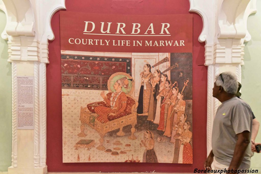 Scène à la cour du Marwar, un ancien État princier. Il fut fondé à partir du VIe siècle par la dynastie des Rathore, autour de la ville de Mandore avant la création de Jodhpur.