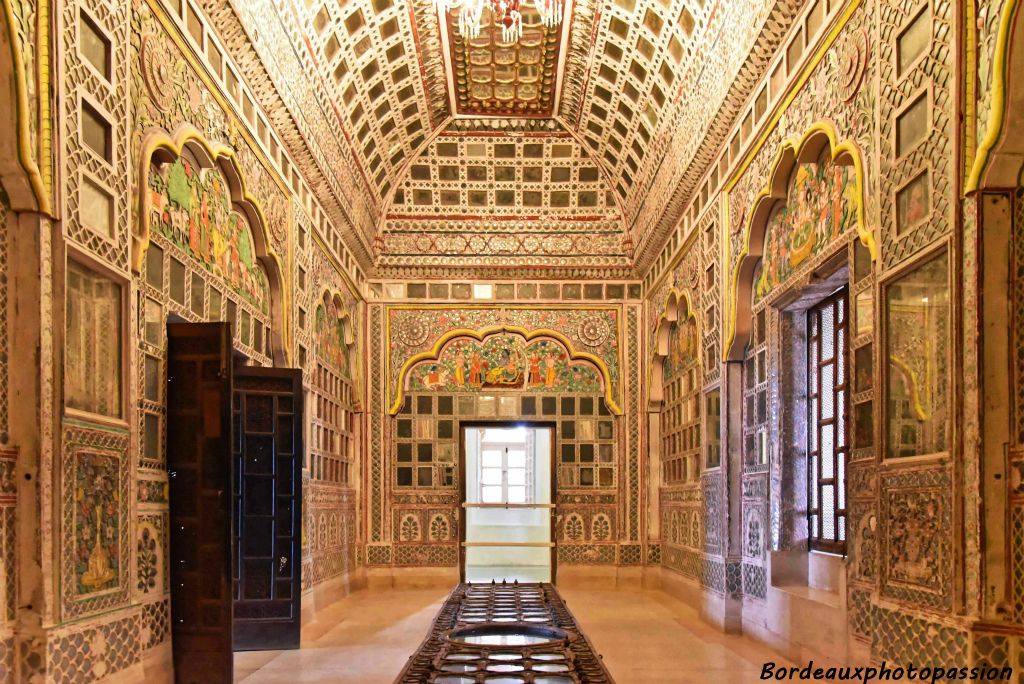 "Sheesh Mahal" ou palais des glaces qui associe sur ses murs des miniatures avec des mosaïques de miroirs et de verre coloré. C'est un exemple de style ornemental "indo-persan".
