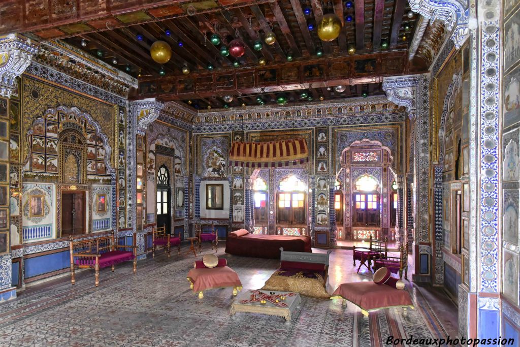 Voici  le "Takhat Mahal"  la chambre à coucher du Maharadjah Takhat Singh. Elle date du début du 19ème siècle. 