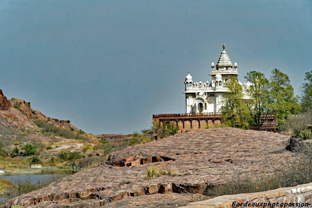 Sur la route amenant au fort de Mehrangarth, arrêtons-nous pour admirer le Jaswant Thada...