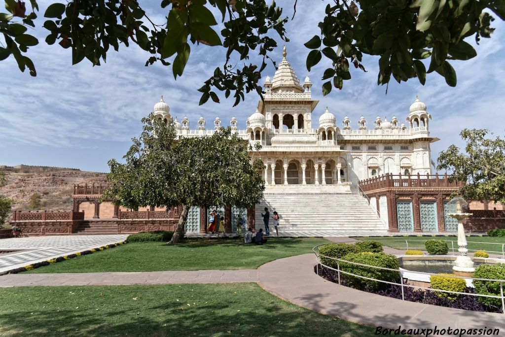 Ce cénotaphe a été construit par Maharaja Sardar Singh de l'État de Jodhpur en 1899 en mémoire de son père, Maharaja Jaswant Singh II, et sert de lieu de crémation pour la famille royale de Marwar.