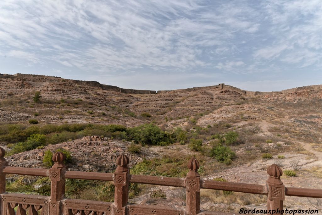 Fortifications sur la colline dans le prolongement du fort de Mehrangarth.