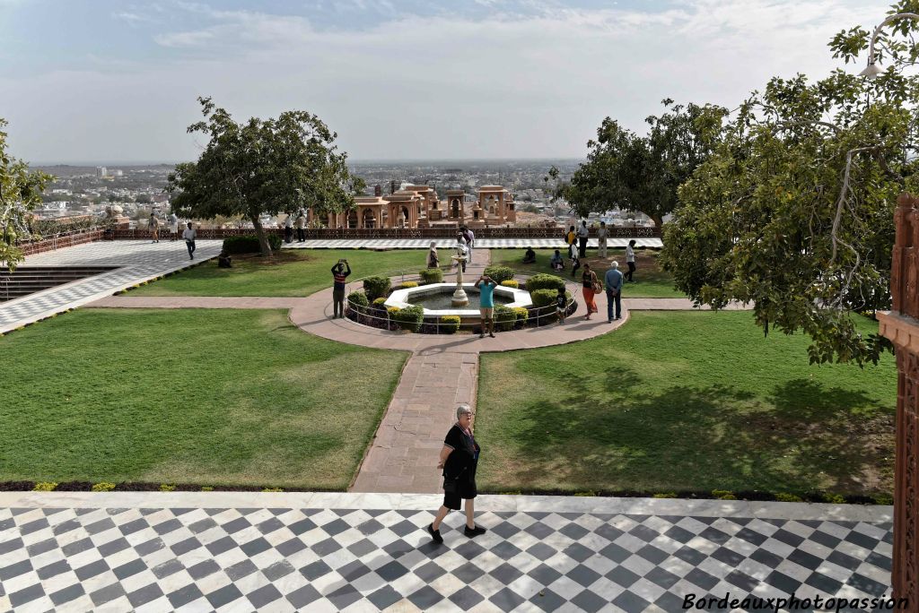 Jardins et sa fontaine donnant sur les cénotaphes royaux et la ville de Jodhpur.