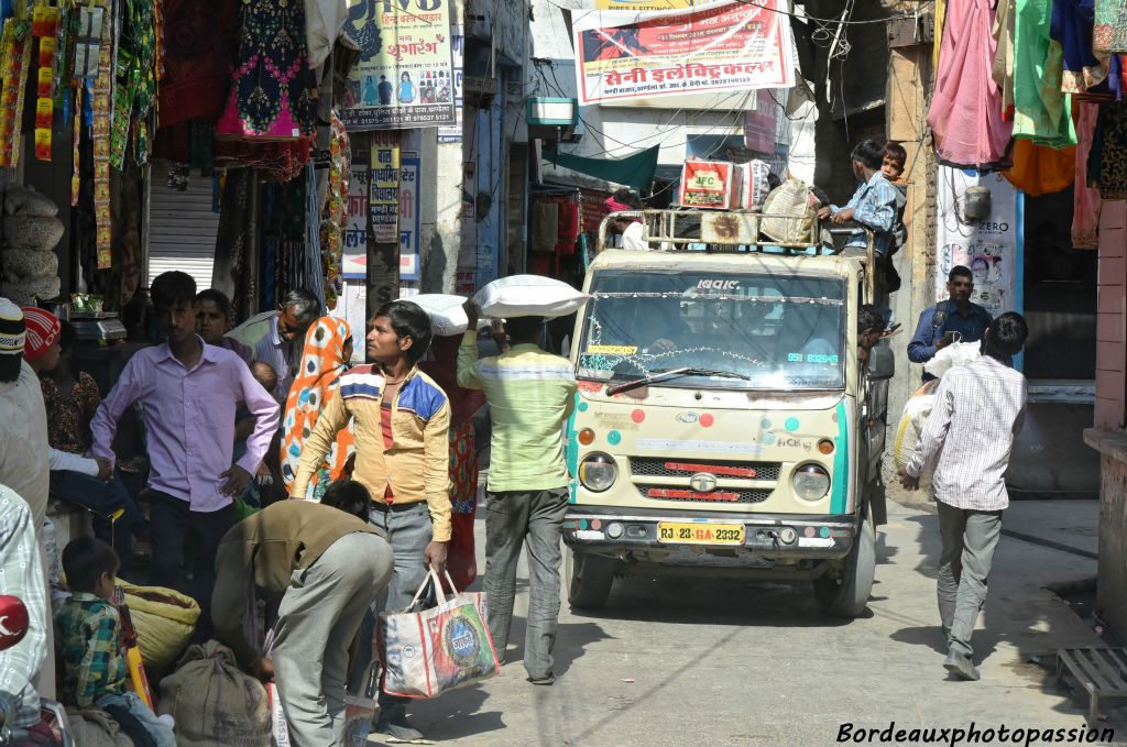 Problème de circulation dans une rue étroite de Kandhela. Ce véhicule devra reculer devant l'insistance de notre chauffeur.