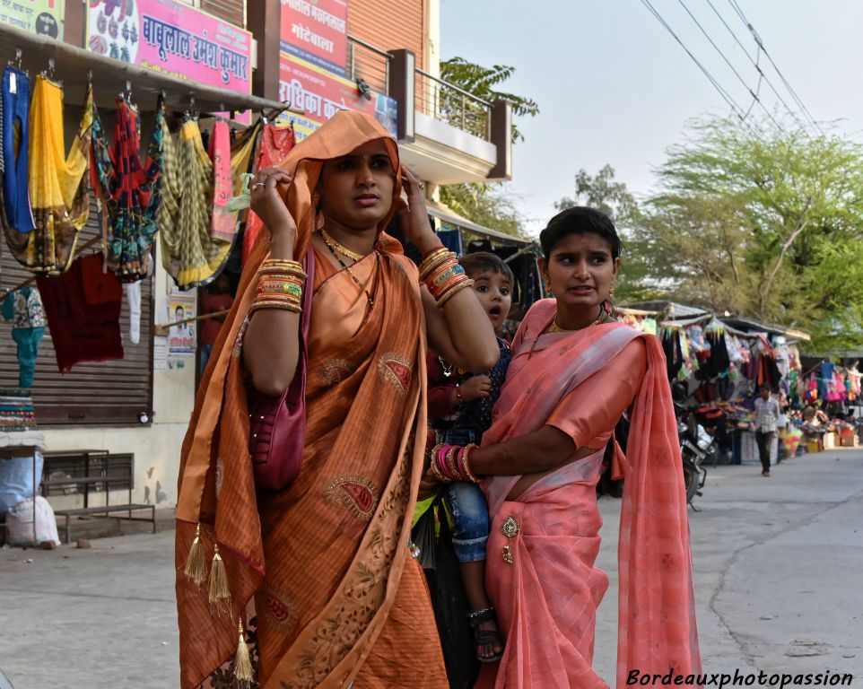 La technique de drapé du sari varie selon les régions, les castes, les activités, les religions...