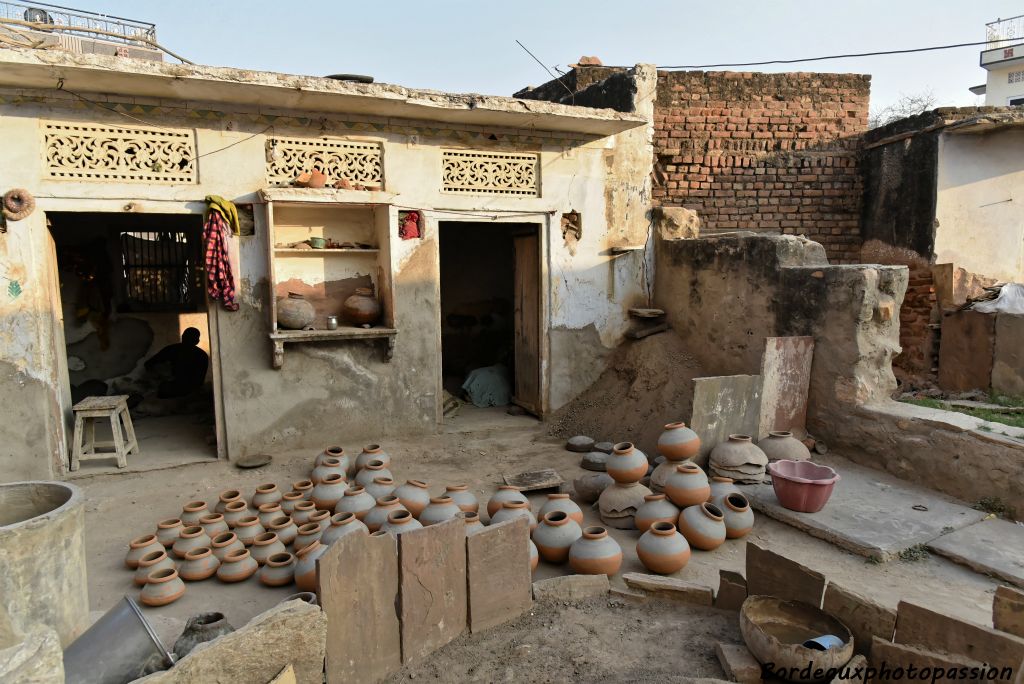 La poterie estune des nombreuses activités artisanales de Kandhela.