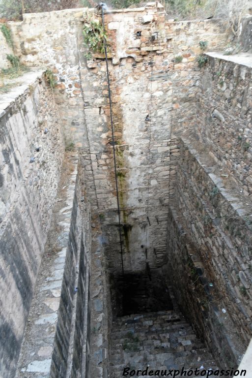 Le baori est un ancien puits à degrés composé de plusieurs escaliers. Il était utilisé autrefois pour stocker l'eau.